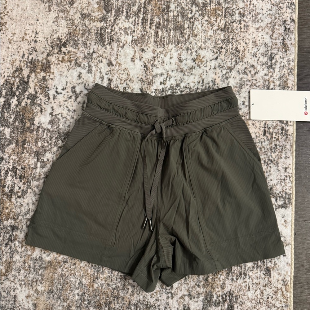 NWT Lululemon Dance Studio Short 3.5”